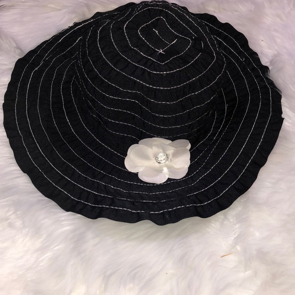 Cute, black and white sun hat